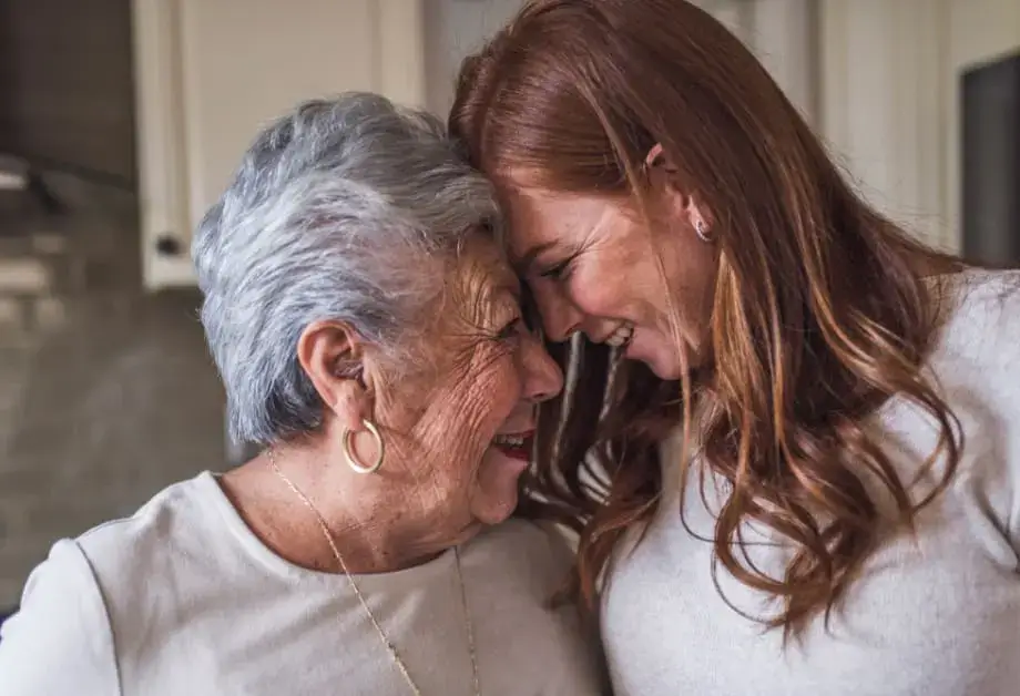 Una madre anziana con sua figlia